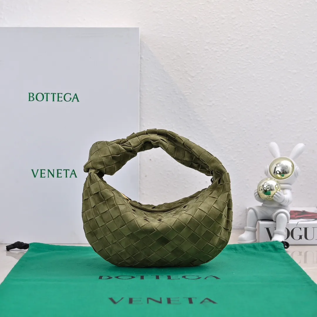 Batch 1120 B's new model 🔥 Jodie (suede) clutch bag. She will be hungry when she sees it. The designer's unique design inspiration is full of fun. It is made of imported suede inside and outside, with a soft shape. It is matched with new elements of kink to give people an unforgettable impression. Not only can it be concave, but it can also be used in daily use in a small capacity. It is unique and has a noble and elegant temperament. Carry it at the forefront of the trend. Size 23*28*8cm Model: 6699-1